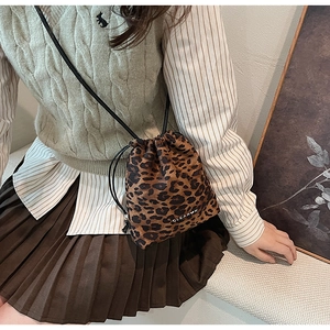 Gros plan du sac seau à cordon avec motif léopard et logo Clearox sur le côté