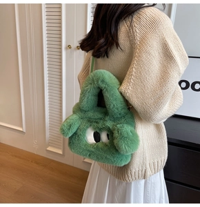Detail der grünen Plüschtasche mit Cartoon-Augen und abnehmbarem schmalem Schultergurt