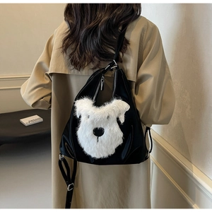 Détail du sac cabas noir avec broderie chiot en peluche blanche et bandoulière réglable