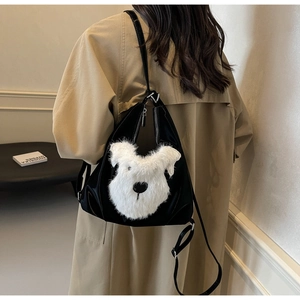Détail du sac cabas en satin noir avec broderie de schnauzer en peluche blanche
