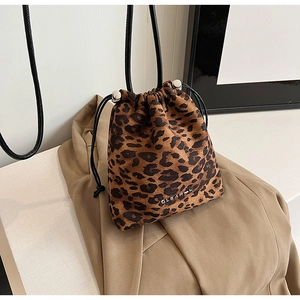 Détail du sac seau léopard avec texte GLEAR-X et fermeture à cordon pratique