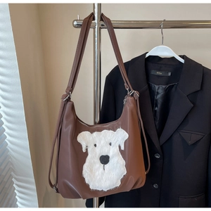 Détail du sac cabas marron avec broderie chien en peluche blanche sur support en métal