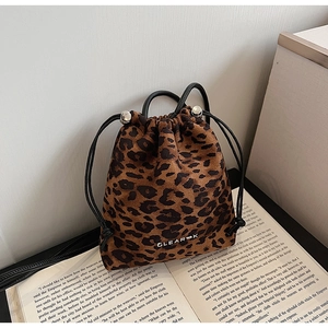 Détail du sac seau imprimé léopard avec fermeture à cordon et garnitures métalliques