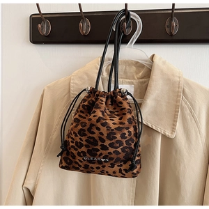 Détail du sac seau léopard avec fermeture à cordon et logo de la marque Clearok