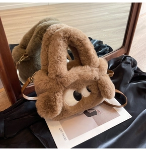 Detailansicht der braunen Plüschtasche mit Cartoon-Augen und weichen langen Ohren