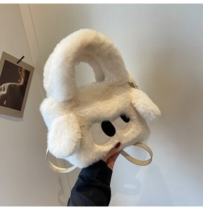 Detailansicht der niedlichen weißen Plüschtasche mit Cartoon-Augen und weichem Kunstfell