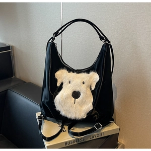 Détail du sac cabas en satin noir avec broderie en peluche d'un chien schnauzer blanc