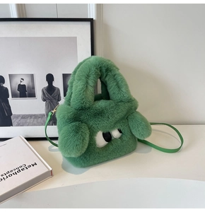 Detailansicht der grünen Plüsch-Monstertasche mit flauschiger Textur und Augen