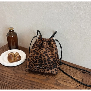 Détail du sac seau à motif léopard en fausse fourrure avec cordon et perles argentées