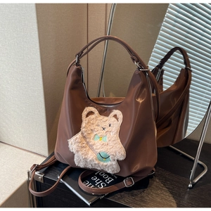 Détail du sac cabas en cuir marron brillant avec broderie d'ours en peluche 3D
