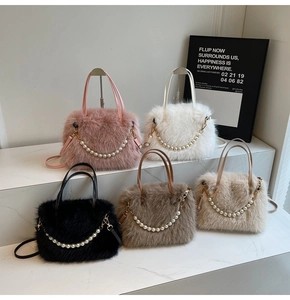 Vue détaillée de cinq sacs en fausse fourrure avec chaînes en perles et bandoulières
