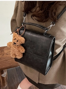 Zaino da Donna Vintage in Pelle PU con Patta Borsa a Mano Goffrata con Lettere Ciondolo Orsetto Tracolla Casual