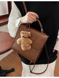 Zaino retrò in pelle PU marrone scuro con patta vintage e ciondolo a forma di orso