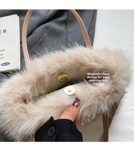 Détail de la fermeture magnétique d'un petit sac bandoulière beige en fausse fourrure