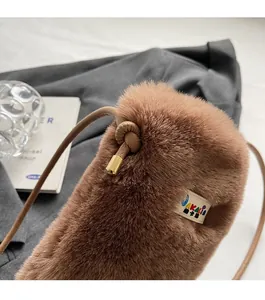 Détail de la texture en fausse fourrure pelucheuse avec quincaillerie dorée de qualité