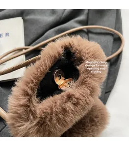 Vue détaillée du sac en fausse fourrure léopard avec fermoir magnétique doré