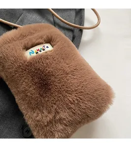 Gros plan du sac en peluche léopard montrant la texture douce et l'étiquette design