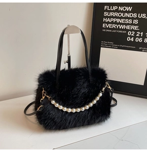 Détail de la texture en fausse fourrure noire avec chaîne en perles et crochets dorés