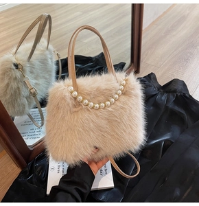 Détails du sac à main beige en fausse fourrure avec poignée en perles et bandoulière