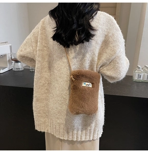 Vue détaillée du sac à bandoulière en peluche léopard avec étiquette de marque