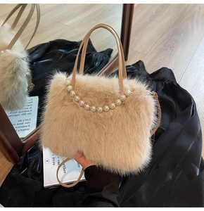 Sac à main en peluche abricot doux avec chaîne de perles blanches et bandoulière de détail