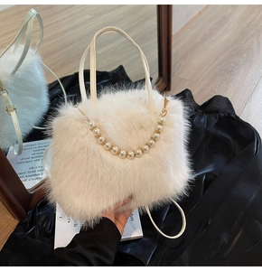 Détails de la texture du sac en fausse fourrure blanche avec chaîne en perles élégante