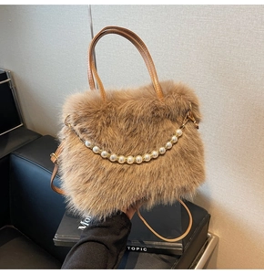 Détail de la texture en fausse fourrure marron avec chaîne de perles et cuir