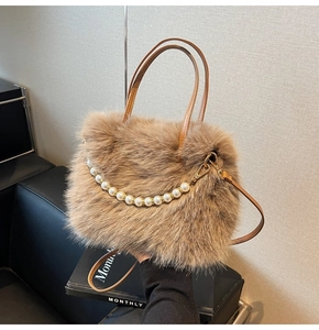 Détail du sac à main en peluche marron avec chaîne de perles et texture douce