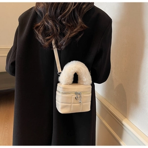 Detailansicht der beigen Stepptasche mit weichem Plüschgriff und Herz-Reißverschluss