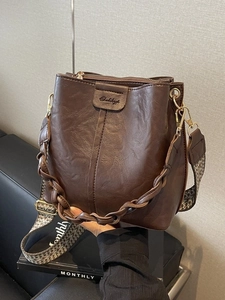 Women Vintage PU Leather Bucket Bag Large Capacity Crossbody Bag Braided Handle Geometric Pattern Wide Shoulder Strap