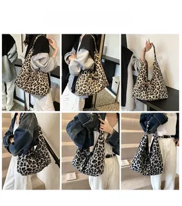 Modell mit großen Leopard-Print-Tote-Bags aus braunem und grauem Nylon im Detail