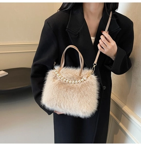 Détail d'un sac en peluche avec poignée de perles élégante et bandoulière en cuir