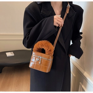Braune gesteppte Mini-Eimertasche mit Plüschgriff und silbernen Herzanhängern