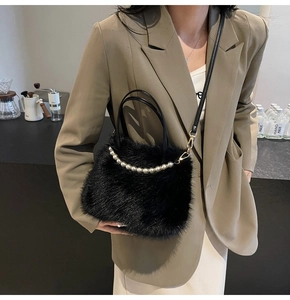 Détail du sac en fausse fourrure noire avec poignée en perles et bandoulière