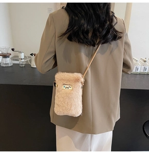 Vue détaillée du sac bandoulière en peluche kaki avec logo NAKAIPN coloré