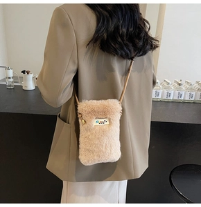 Gros plan sur le sac de téléphone en peluche kaki avec fausse fourrure douce et étiquette