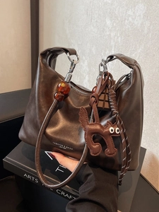 Vintage PU Leather Underarm Shoulder Bag For Women Pleated Hobo Bag With Cat Chocolate Charms Amber Bead Strap Daily Purse
