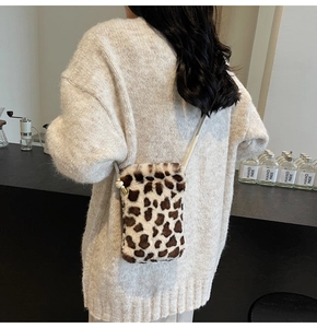 Mini sac bandoulière en fausse fourrure léopard dans une scène lifestyle douce