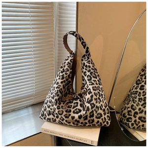 Detailansicht der Handtasche mit Leopardenmuster, Lederschleife und Fellstruktur