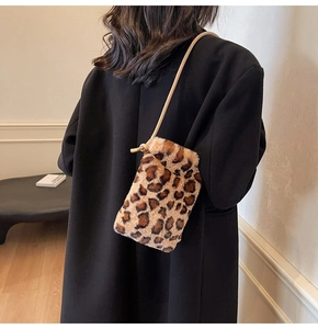 Détail du sac bandoulière en peluche léopard avec une texture douce en fausse fourrure