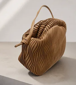 Detailansicht der braunen Falten-Cloud-Bag mit feinen Nähten und Ledertextur
