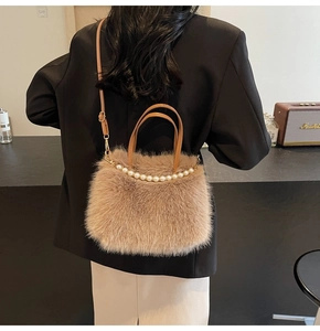 Détail du sac à main en peluche marron avec anse en perles et bandoulière en cuir