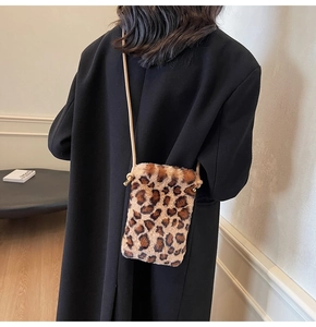Détail du sac bandoulière en fausse fourrure léopard avec fine lanière ajustable