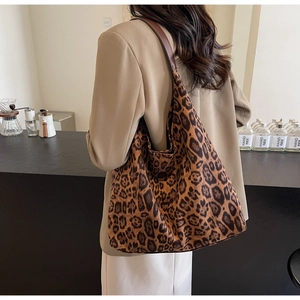 Détail du sac cabas léopard vintage avec bandoulière en cuir marron en utilisation