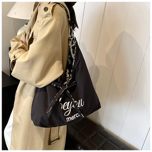 Modische Schultertasche mit Leopardenmuster-Details und Hey you merc Schriftelementen