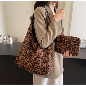 Vue détaillée du sac cabas à imprimé léopard et de sa pochette zippée assortie