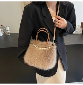 Détail d'un sac à main en fausse fourrure avec décor de perles et bandoulière cuir