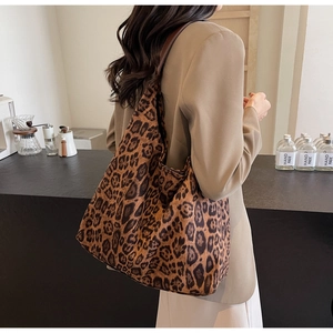 Vue détaillée d'un grand sac cabas à motif léopard porté à l'épaule par un mannequin