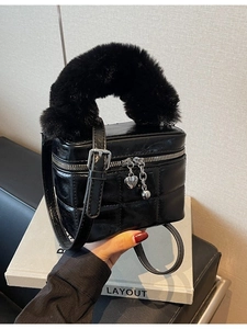 Gesteppte schwarze Box-Handtasche mit flauschigem Kunstfellgriff und Herzanhänger