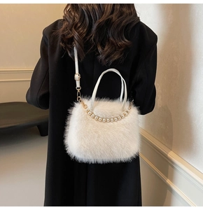 Détail du sac à main blanc en fausse fourrure avec chaîne en perles et fermoir métal